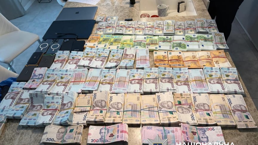 Знайдені у фігурантів кошти