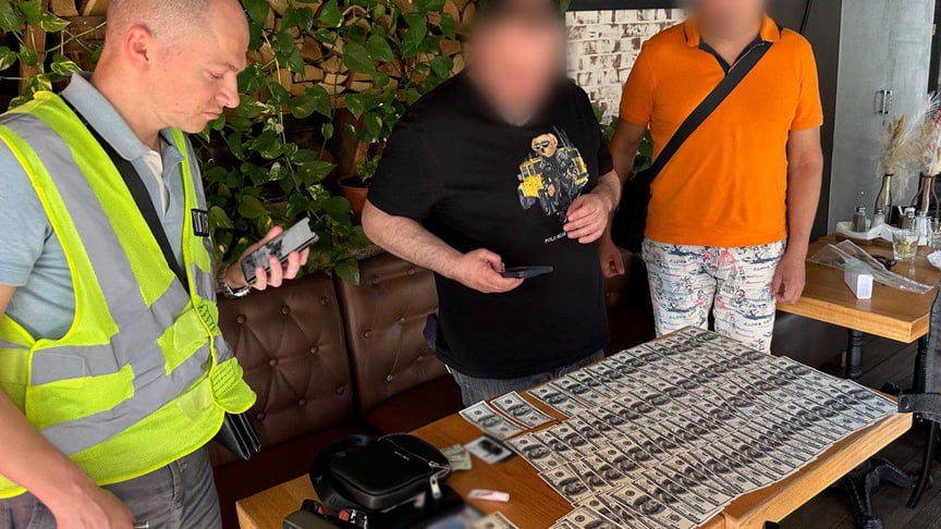 Посадовець Міноборони влаштовував чоловіків на критично-важливе підприємство заради бронювання — поліція