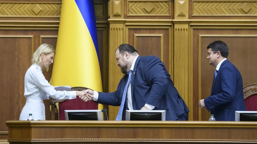 Голова Верховної Ради Дмитро Разумков (праворуч) із заступниками Русланом Стефанчуком та Оленою Кондратюк під час засідання Ради, Київ, 29 серпня 2019 року