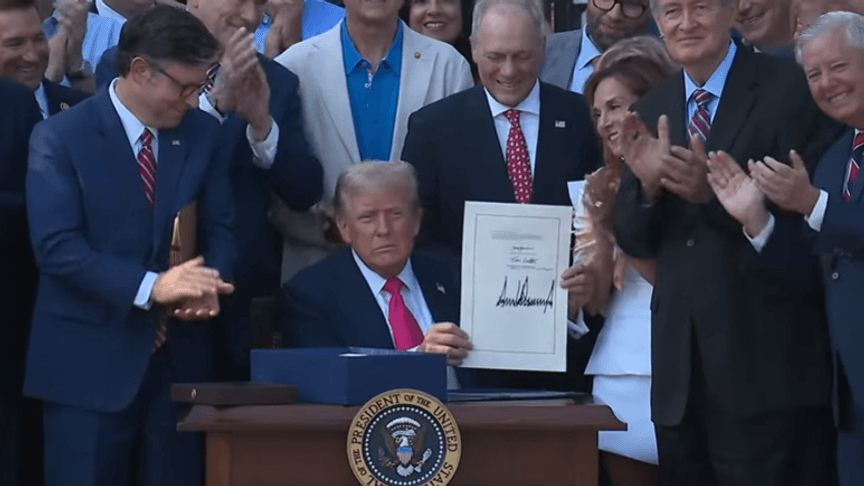 Президент США Дональд Трамп підписав законопроєкт про скорочення податків і державних витрат