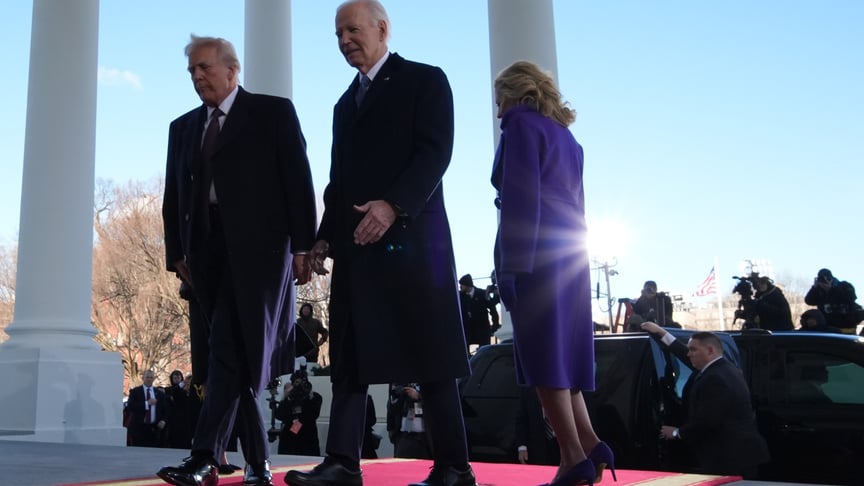 Джо Байден і Дональд Трамп Джо Байден зустрічає Дональда Трампа біля Білого дому перед президентською інавгурацією