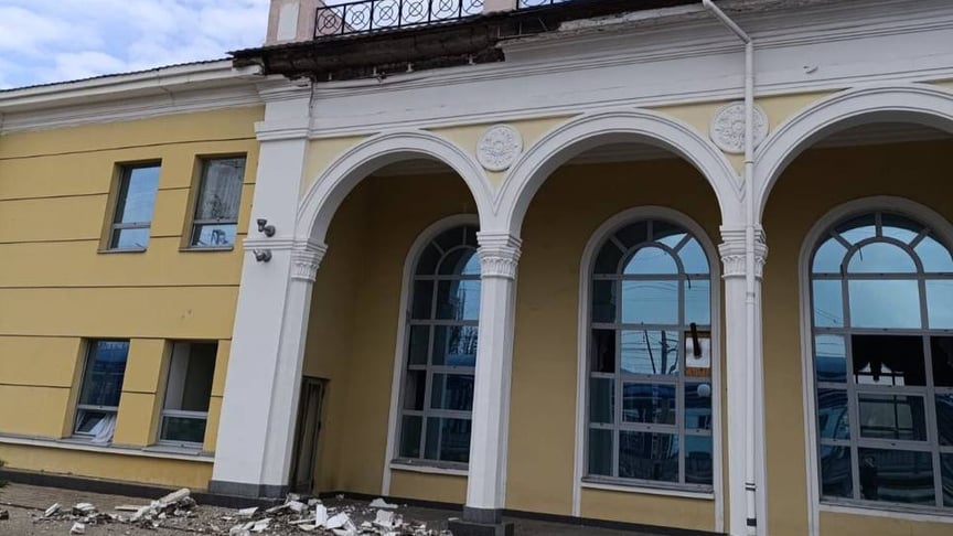 Последствия обстрела вокзала в Славянске
