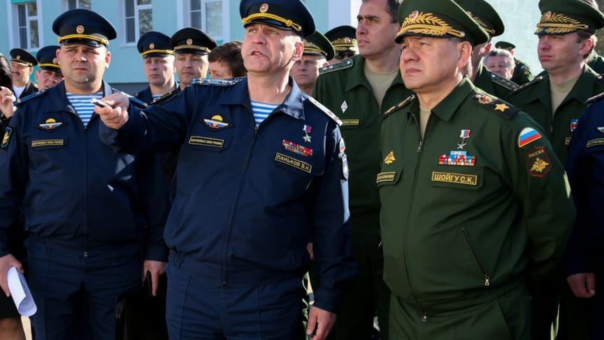 Командир бригады россии, которого обвиняют в жестоком обращении с пленными (рядом с министром обороны россии сергеем шойгу)