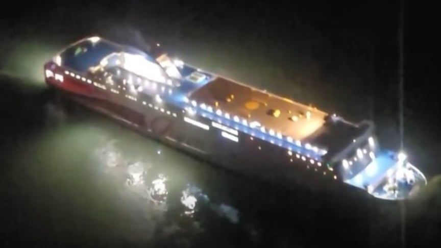 Пором, що сів на мілину в Південній Кореї