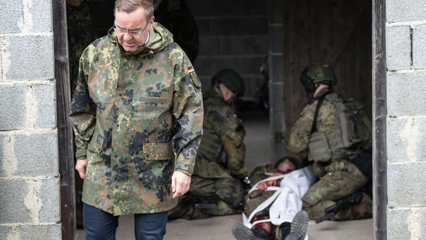 Міністр оборони Німеччини Борис Пісторіус під час військових навчань у шпиталі в місті Ульм у 2023 році