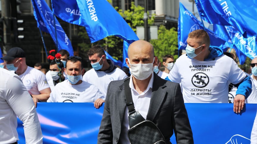 Координатор усієї ГО «Патріоти — За життя» та харківського осередку Олег Ширяєв на марші проти фашизму 9 травня 2021 року