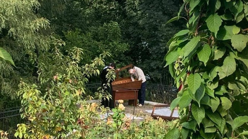 На цьому фото видно, що ковчег із мощами святого винесли на вулицю