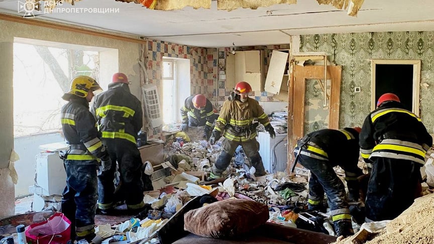Рятувальники працюють у багатоповерхівці, де стався вибух
