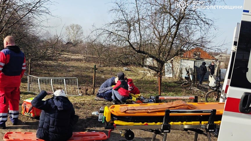 Спасатели оказывают помощь на месте российских ударов по Зайцевской общине Днепропетровской области