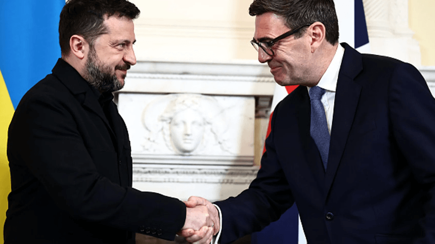 Прем'єр-міністр Великої Британії Енді Бернем тисне руку президенту України Володимиру Зеленському під час зустрічі в Лондоні, 14 жовтня 2026 року