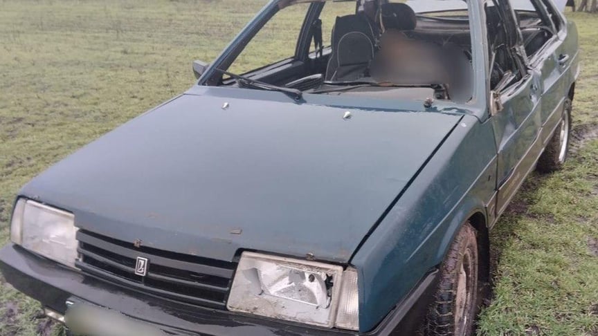 Автомобиль, который атаковали российские войска в Херсонской области, 8 января 2026 года