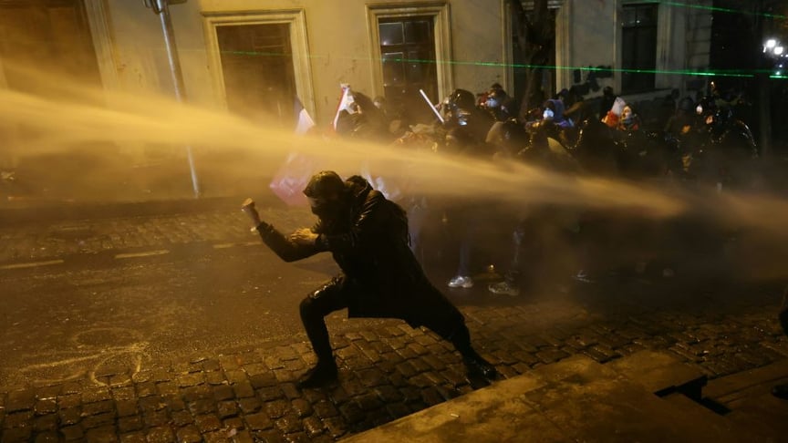 Поліціянти використовують водомети для розгону демонстрантів під час протестів у Грузії, 1 грудня 2024 року