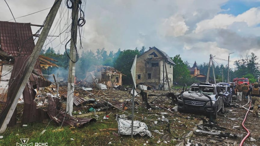 Наслідки російського удару по виставці зброї на Київщині