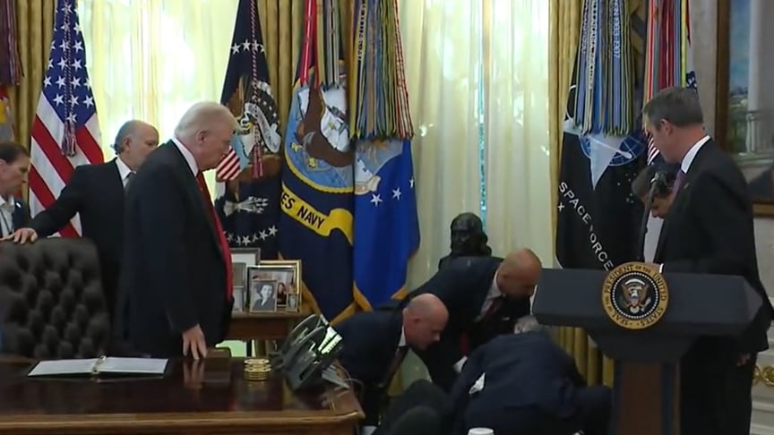 В Овальному кабінеті під час брифінгу знепритомнів чоловік В Овальному кабінеті під час брифінгу знепритомнів чоловік