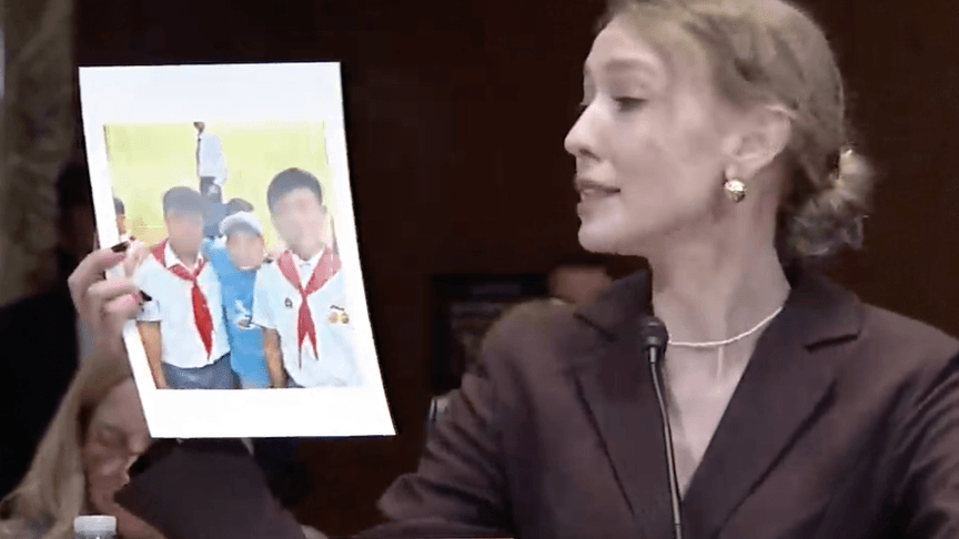 Рашевська показує фото 12-річного українського хлопчика, якого росіяни відправили у військовий табір у КНДР