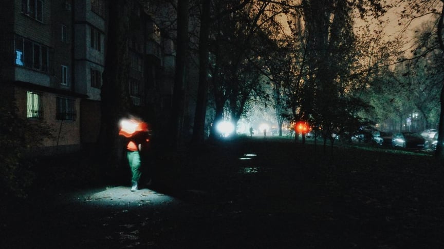 Одесити йдуть темними вулицями Одеси