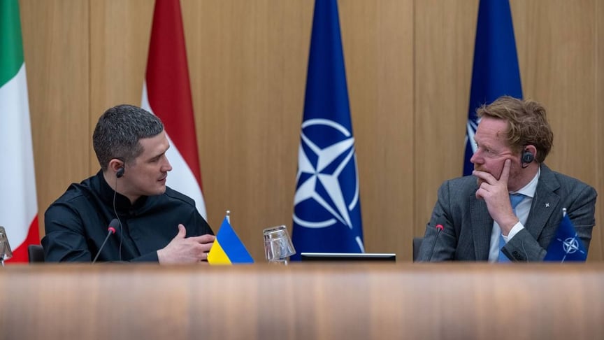 Міністр цифрової трансформації України Михайло Федоров та заступник генсекретаря НАТО Девід ван Віл на зустрічі в Брюсселі, 26 травня 2023 року