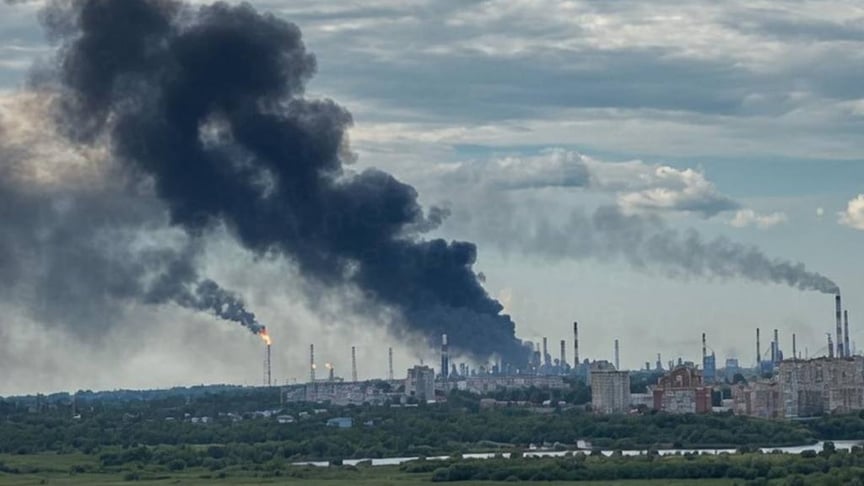 Українські дрони вдарили по найбільшому в росії НПЗ
