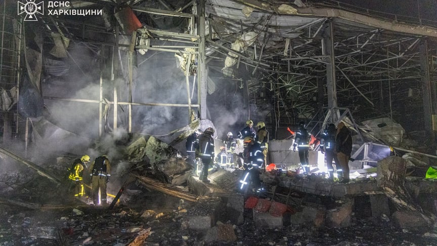 Рятувальники на місці російського удару у передмісті Харкова