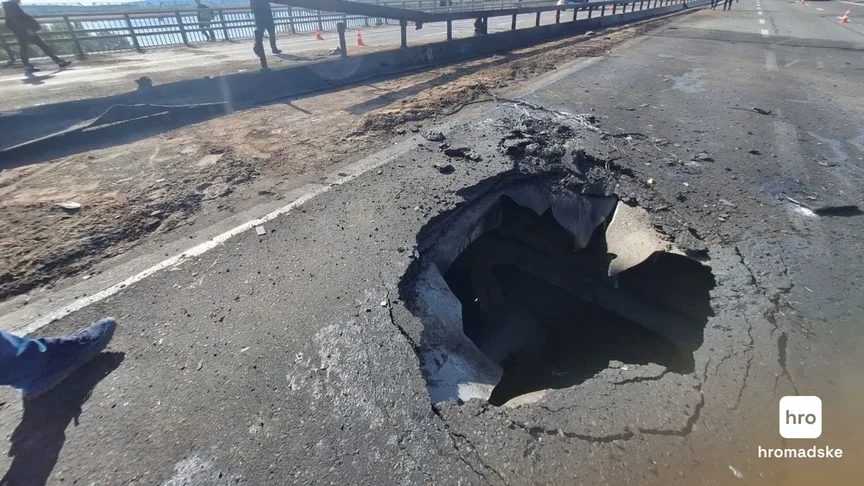 Ілюстративне фото. Пошкодження дорожнього полотна Північного мосту