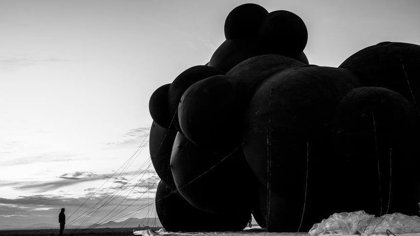 Інсталяція Black Cloud на фестивалі Burning Man Інсталяція Black Cloud на фестивалі Burning Man