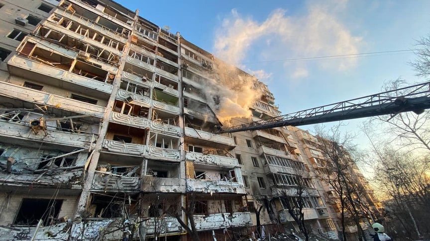 Последствия попадания боеприпаса в жилой дом в Подольском районе Киева, 15 марта 2022 года