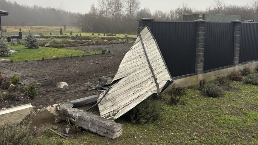 Паркан, у який врізався військовослужбовець Національної гвардії Паркан, у який врізався військовослужбовець Національної гвардії