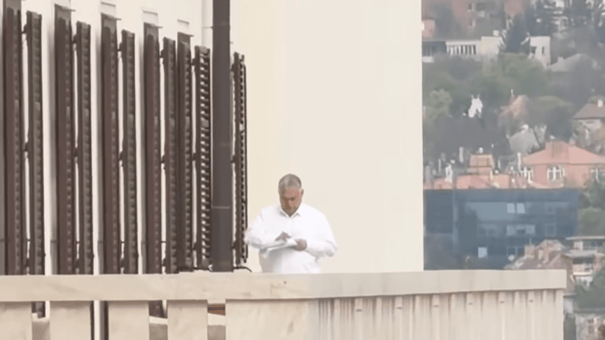 Прем'єр-міністр Угорщини Віктор Орбан на терасі своєї резиденції Прем'єр-міністр Угорщини Віктор Орбан на терасі своєї резиденції