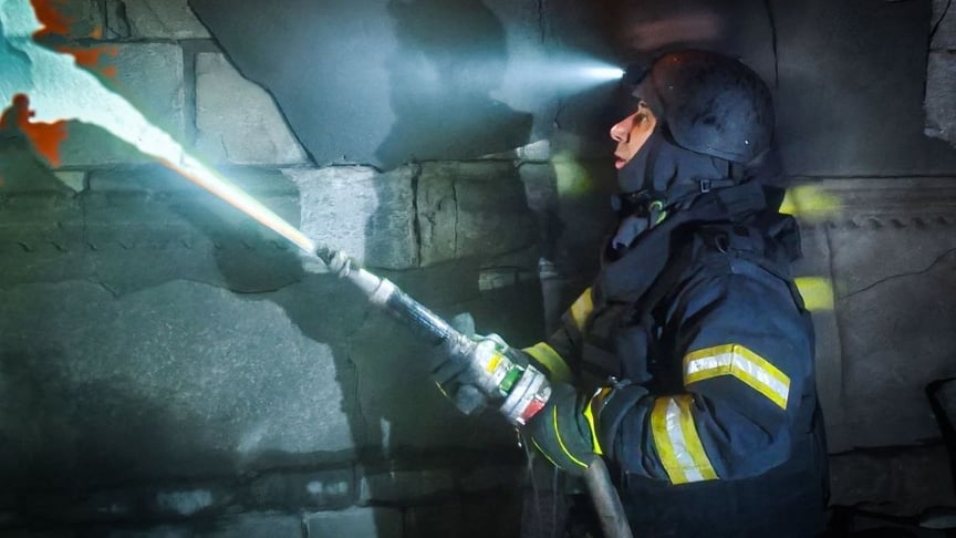 Спасатель тушит пожар в Одесской области, возникший в результате удара российского беспилотника, 24 марта 2026 года