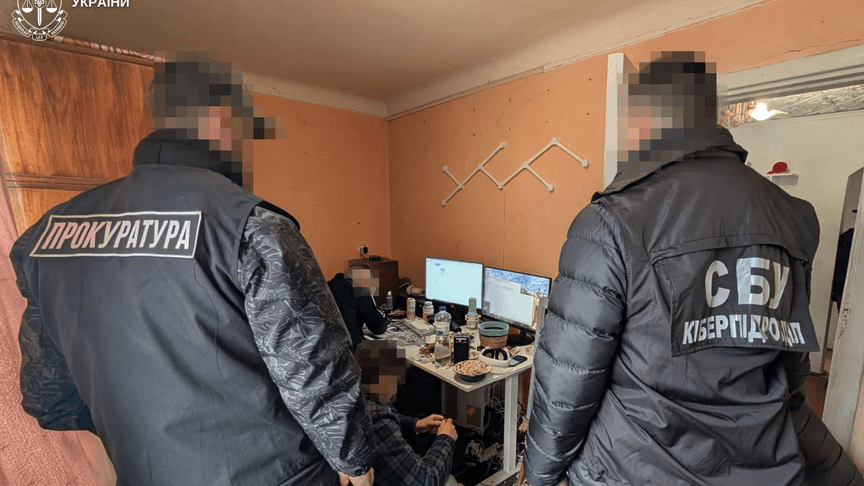 Правоохоронець поруч із підозрюваним