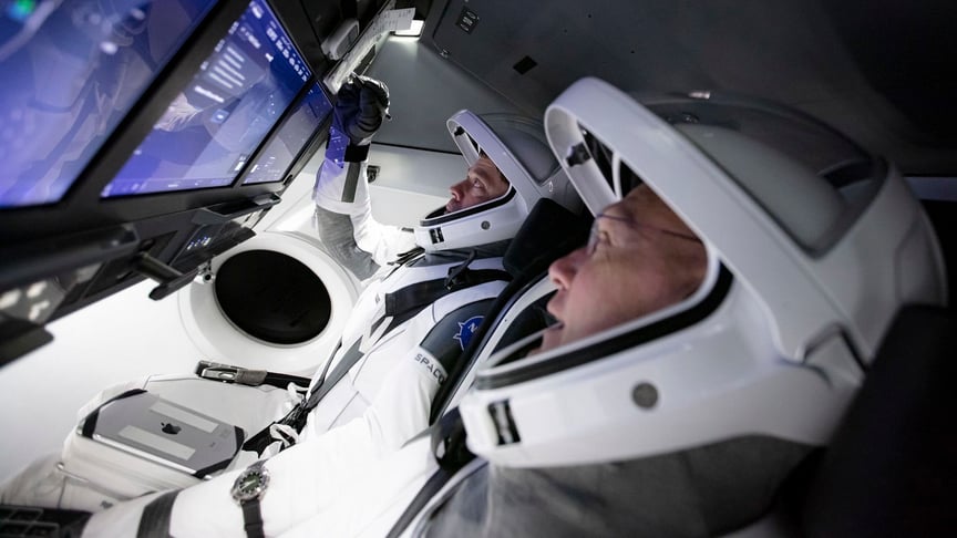 Астронавти NASA Боб Бенкен (ліворуч) і Даг Гарлі під час підготовки до запуску ракети SpaceX Falcon 9 і космічного корабля Crew Dragon в Центрі управління польотами космічного центру Кеннеді NASA у Флориді, США, 23 травня 2020 року