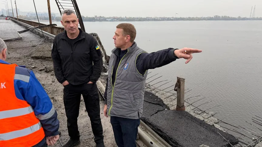 Міський голова Києва Віталій Кличко на пошкодженному Південному мосту Міський голова Києва Віталій Кличко на пошкодженному Південному мосту