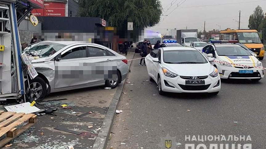 У Києві таксист влетів у зупинку: двоє людей загинули, ще двоє постраждали