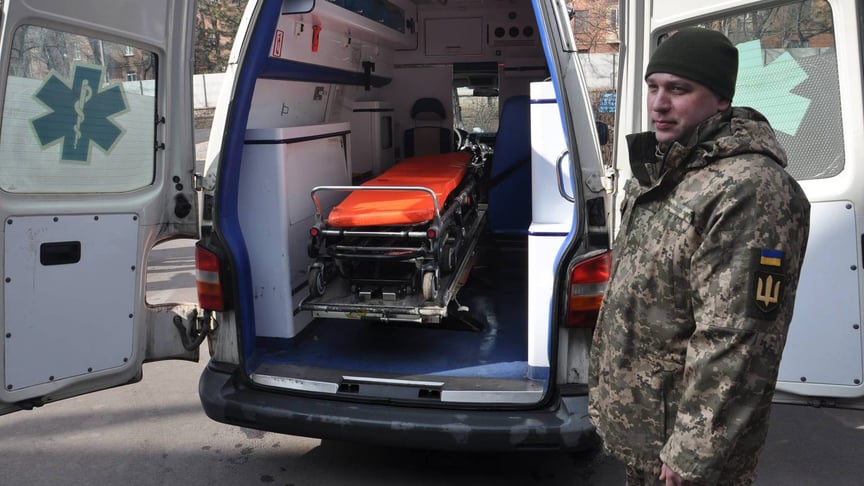 Волонтери з Литви передали українським військовим медикам реанімобіль для мобільного шпиталю в Маріуполі