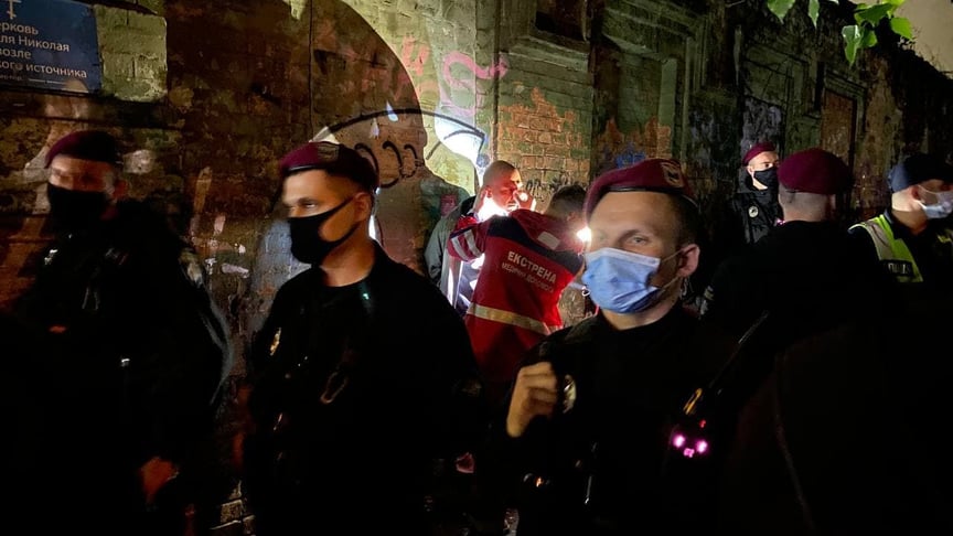 Медики оглядають потерпілого художника Мітю Бугайчука