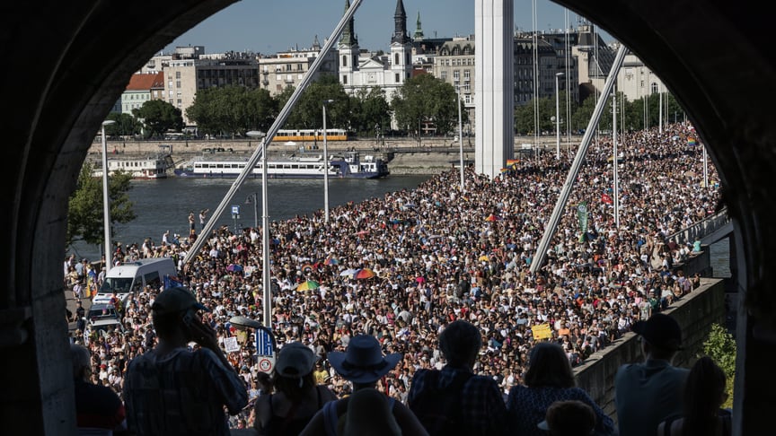 Учасники ЛГБТ-прайду у Будапешті перетинають міст Єлизавети, 28 червня 2025 року