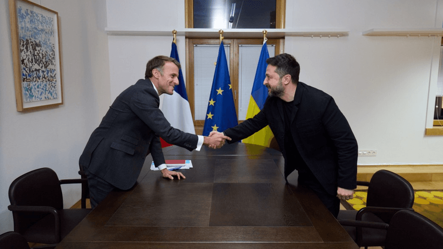 Президент Франції Емманюель Макрон тисне руку українському лідеру Володимиру Зеленському