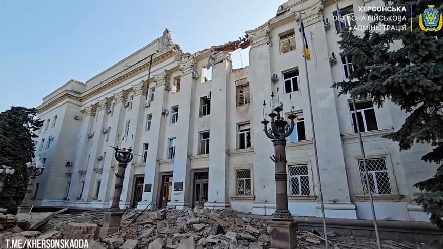Пошкоджена будівля Херсонської ОВА Пошкоджена будівля Херсонської ОВА