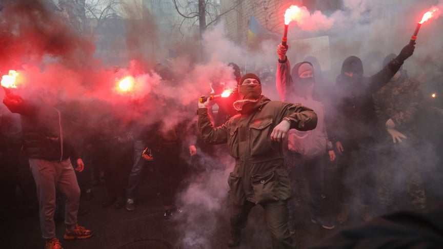 Протестувальник кидає фаєр у будівлю Офіса генпрокурора, вимагаючи звільнення активіста Сергія Стерненка та відставки генпрокурорки Ірини Венедіктової, Київ, 27 лютого 2021 року.