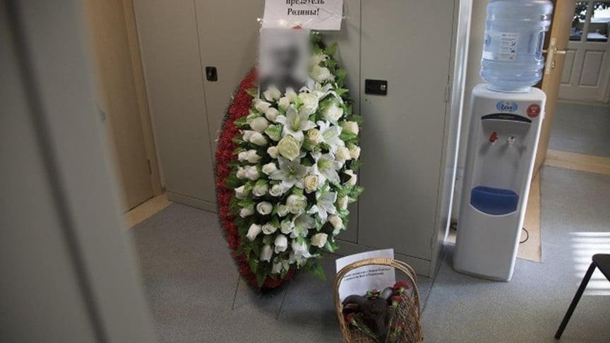 Поминальний вінок і голова барана з погрозами на адресу журналістів