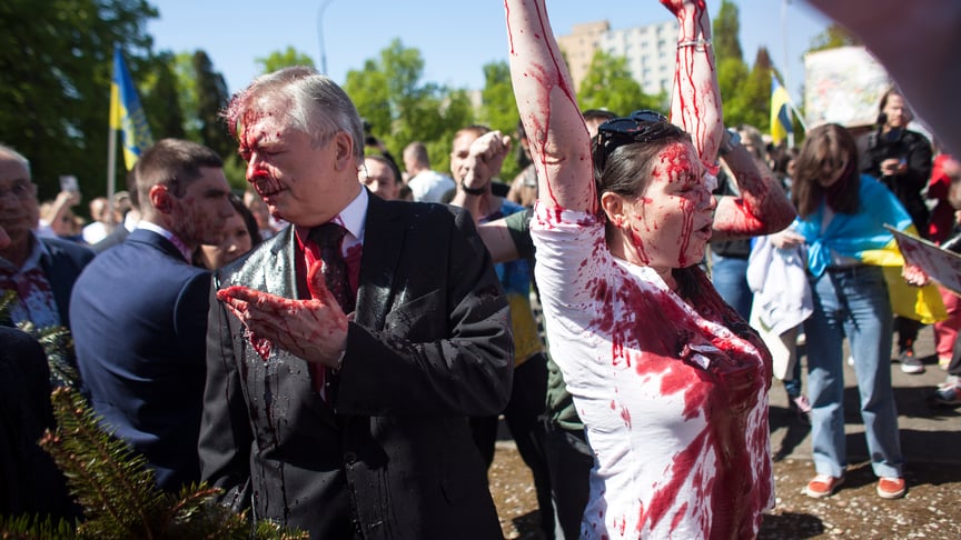 російський посол Сергій Андрєєв, на якого під час акції українських активістів потрапив буряковий сік, Варшава, Польща, 9 травня 2022 року