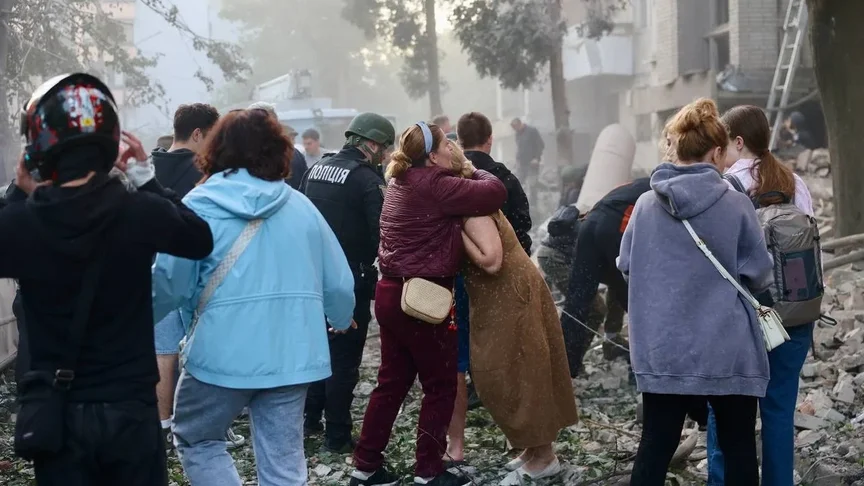 Місцеві жителі на місці російського удару у Львові, 30 липня 2026 року