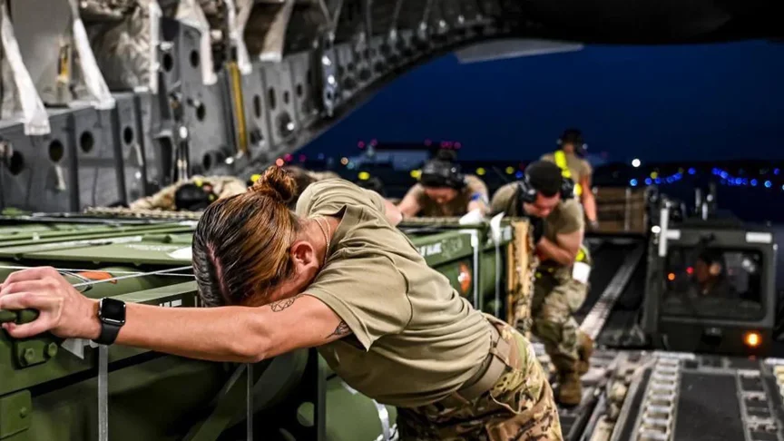 Ілюстративне фото. Військові США вантажать партію військової допомоги Україні