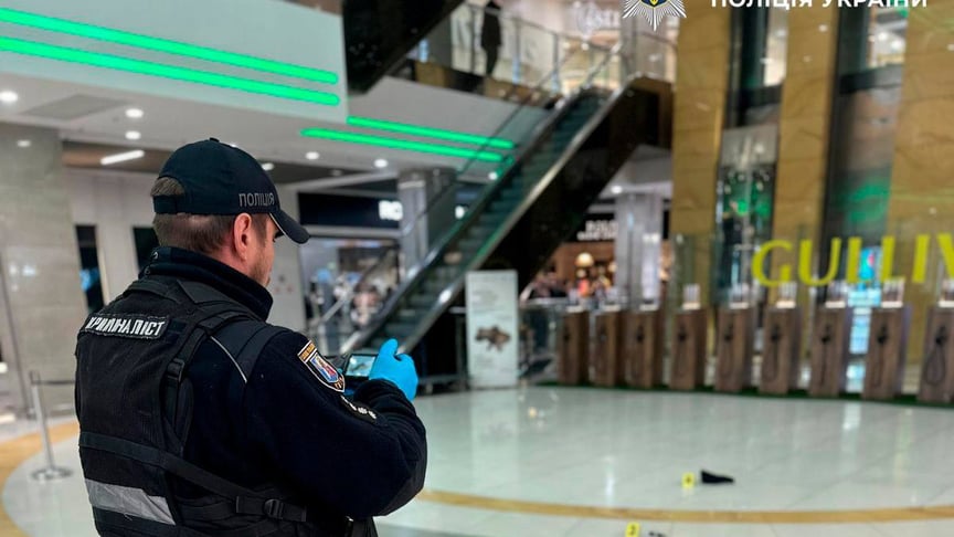 Поліціянти працюють на місці інциденту у ТРЦ «Гулівер» у Києві, 15 квітня 2026 року Поліціянти працюють на місці інциденту у ТРЦ «Гулівер» у Києві, 15 квітня 2026 року
