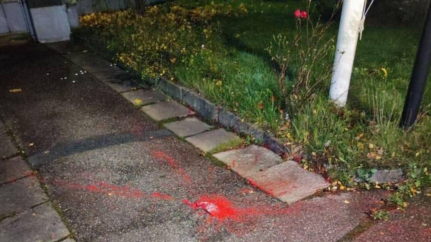 Плями фарби на території російського торговельного представництва у Швеції Плями фарби на території російського торговельного представництва у Швеції