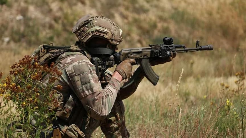 A Ukrainian service member with an assault rifle, illustrative photo