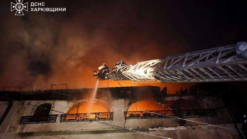 Рятувальники ліквідовують займання на місці російської атаки по Харкову