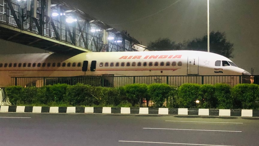 Самолет авиакомпании Air India застрял под пешеходным мостом на трассе Дели-Гургаон, 3 октября 2021 года