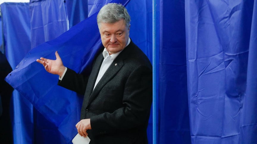 Действующий президент, кандидат Петр Порошенко голосует на выборах вместе с женой Мариной Порошенко, 21 апреля 2019 года, Дом офицеров, Киев