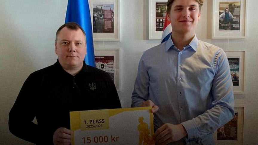 Посол України в Норвегії Олексій Гавриш прийняв від норвежця Скомантаса Урбонаса 15 тисяч крон на підтримку України